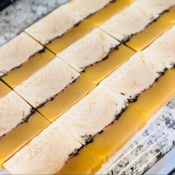 MAGNOLIA NAVEL GOAT MILK & CREAM ESSENTIAL LATHER - Picture 3 of 3